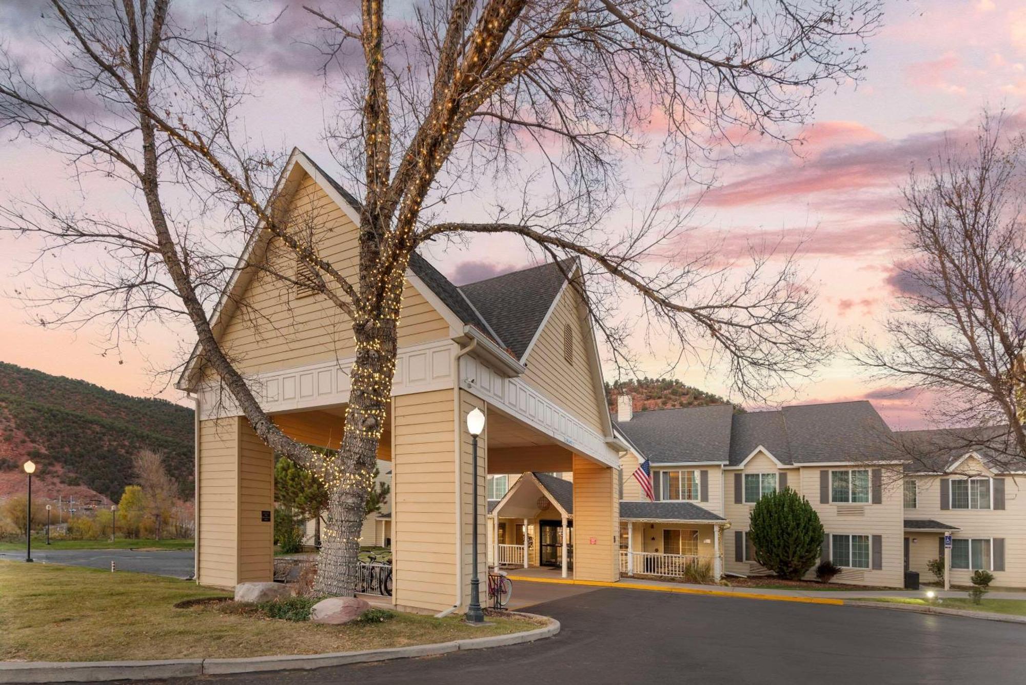 Comfort Inn & Suites Carbondale On The Roaring Fork מראה חיצוני תמונה
